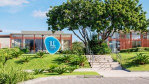 A modern building with a sign reading "1LE DE PIPA RESORT". - Flat Ilê de Pipa Soé - By Almare (Tibau do Sul)