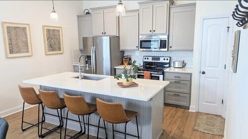 Walk to bars & restaurants!  Minutes to downtown - 20 minutes to the beach