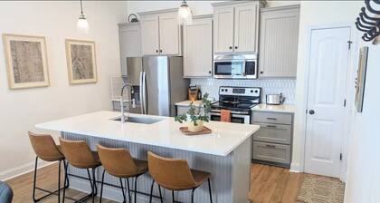 Walk to bars & restaurants! Minutes to downtown - 20 minutes to the beach