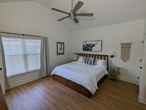 3 slaapkamers, een strijkplank/strijkijzer, wifi, beddengoed