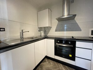 ซิตี้อพาร์ทเมนท์ | ครัวส่วนตัว | ตู้เย็นขนาดใหญ่, ไมโครเวฟ, เตาอบ, เตาประกอบอาหาร