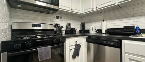 ثلاجة، ميكروويف، فرن، موقد طهي مسطح