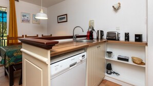Kaffetrakter/tekoker, kjøleskap, mikrobølgeovn og oppvaskmaskin
