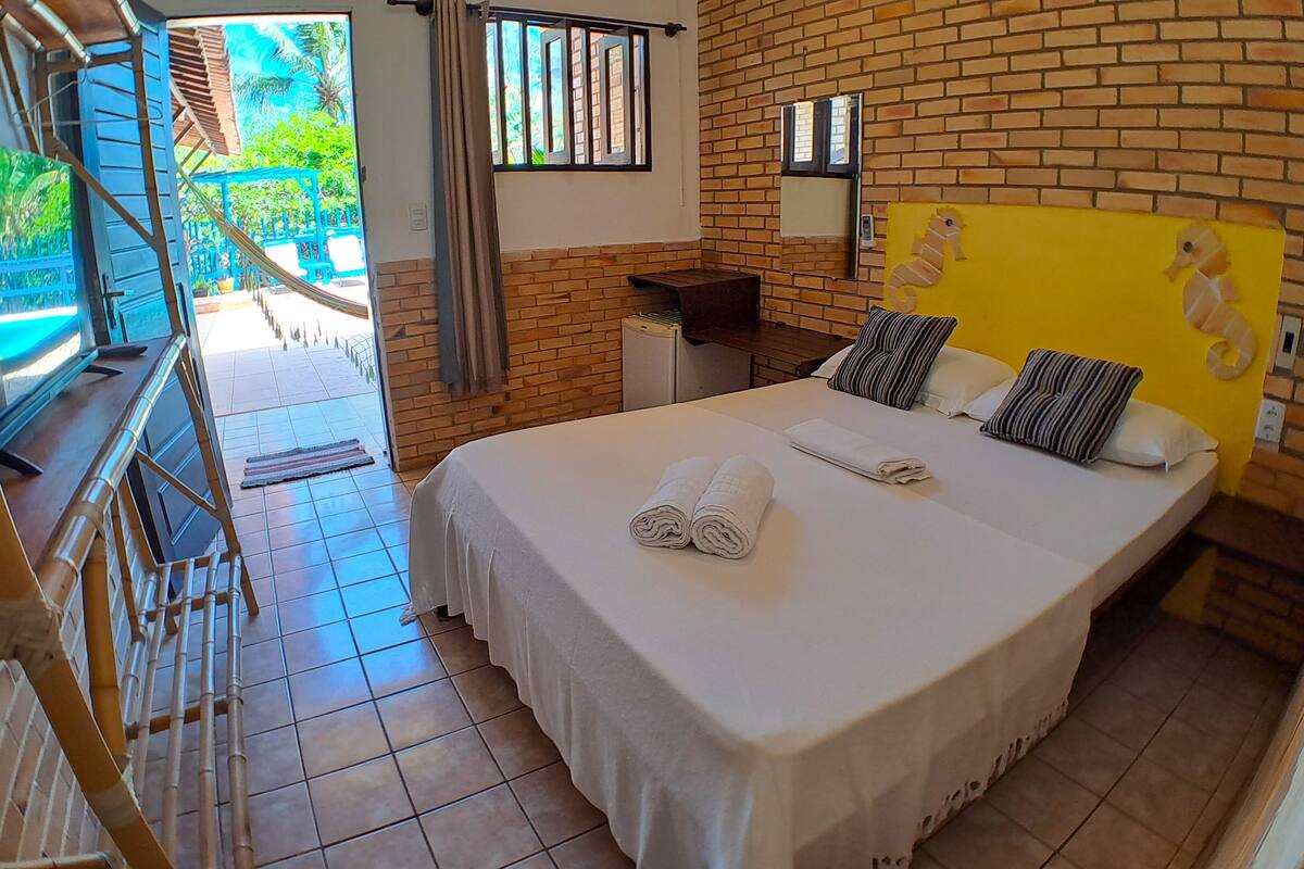 Suíte Casal Térreo Frente a Piscina | Free WiFi