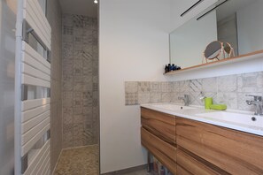 Shower, hair dryer, toilet paper - Idéalement Située, Location Villa Moderne 6 Personnes Avec Piscine (Calvisson)