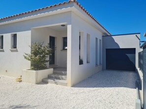 Exterior - Idéalement Située, Location Villa Moderne 6 Personnes Avec Piscine (Calvisson)