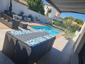 Outdoor pool - Idéalement Située, Location Villa Moderne 6 Personnes Avec Piscine (Calvisson)