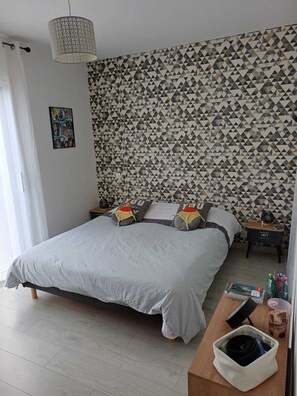 3 bedrooms, iron/ironing board, WiFi, bed sheets - Idéalement Située, Location Villa Moderne 6 Personnes Avec Piscine (Calvisson)