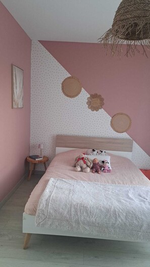 3 bedrooms, iron/ironing board, WiFi, bed sheets - Idéalement Située, Location Villa Moderne 6 Personnes Avec Piscine (Calvisson)
