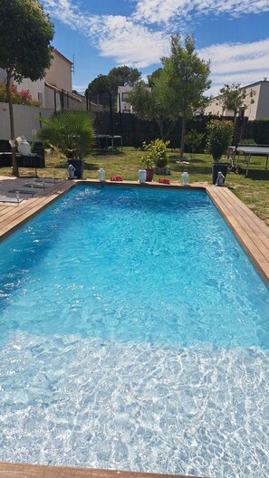 Outdoor pool - Idéalement Située, Location Villa Moderne 6 Personnes Avec Piscine (Calvisson)