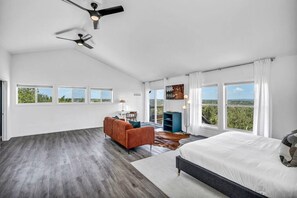 1 bedroom, desk, iron/ironing board, free WiFi - Thistle Hill Modern Barndominium wt Amazing View! (Austin)