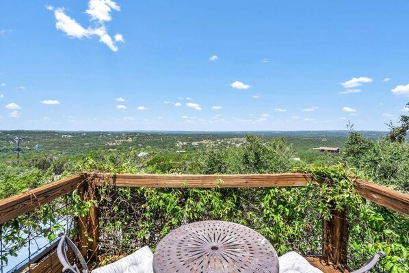 Outdoor dining - Thistle Hill Modern Barndominium wt Amazing View! (Austin)