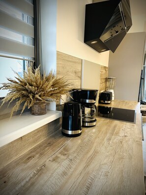 Kjøleskap, mikrobølgeovn, kokeplater og oppvaskmaskin