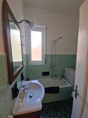Departamento básico | Baño | Regadera, secadora de cabello, bidet, toallas 