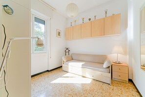 ملاءات للفراش لا تسبب الحساسية ومكواة/لوح كي وواي فاي مجانًا