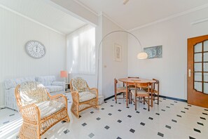 Apartamento Club | Zona de estar | Una televisión de pantalla plana