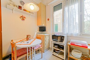 Apartamento Club | Cocina privada | Frigorífico grande, microondas, horno y máquina de café espresso