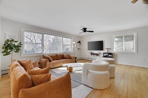 Smart-TV, peis, bordtennis og kontorer