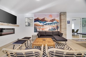 Smart TV, fireplace, table tennis, offices - Blue Mtn Poconos Retreat (Htd pool+ pet frndly) (Kresgeville)