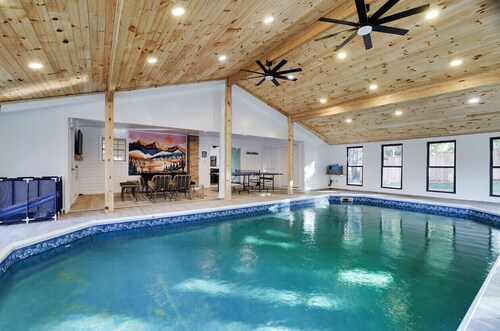 Blue Mtn Poconos Retreat (Htd pool+ pet frndly)