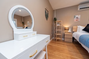 3 bedrooms, desk, iron/ironing board, free WiFi - Cozy Boston Homestead : Sleeps 8, Pet Friendly (Framingham)
