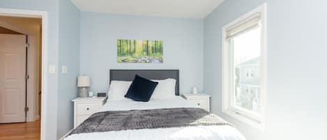 3 bedrooms, desk, iron/ironing board, free WiFi
