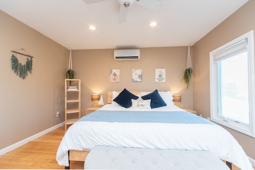 Cozy Boston Homestead : Sleeps 8, Pet Friendly