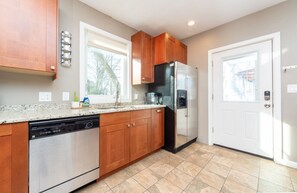 Fridge, microwave, oven, stovetop - Cozy Boston Homestead : Sleeps 8, Pet Friendly (Framingham)