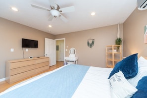 3 bedrooms, desk, iron/ironing board, free WiFi - Cozy Boston Homestead : Sleeps 8, Pet Friendly (Framingham)