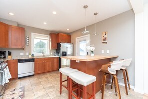 Kjøleskap, mikrobølgeovn, ovn og kokeplater