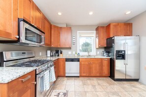 Refrigerador, microondas, horno y parrilla de estufa