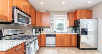 Cozy Boston Homestead : Sleeps 8, Pet Friendly