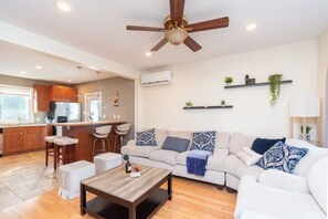 Smart TV, libros y oficina