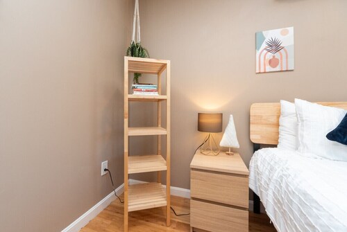 Cozy Boston Homestead : Sleeps 8, Pet Friendly