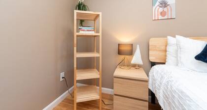 Cozy Boston Homestead : Sleeps 8, Pet Friendly