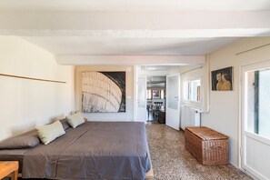 3 bedrooms, desk, WiFi, bed sheets