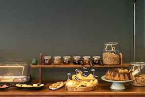 Free daily buffet breakfast - Casa Portuguesa Charming House (Ponta Delgada)