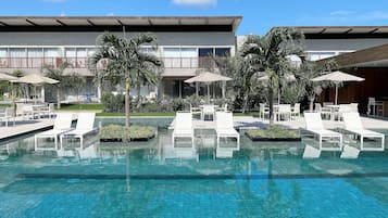 Una piscina al aire libre
