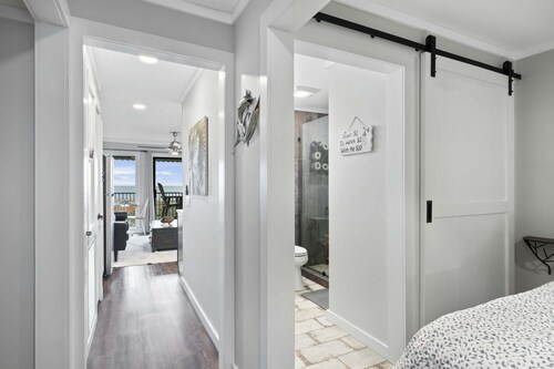 NEW to VRBO! Oceanfront and Freshly Renovated King Bedroom Villa!! 