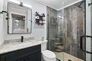 Dusche, Haartrockner, Handtücher, Seife