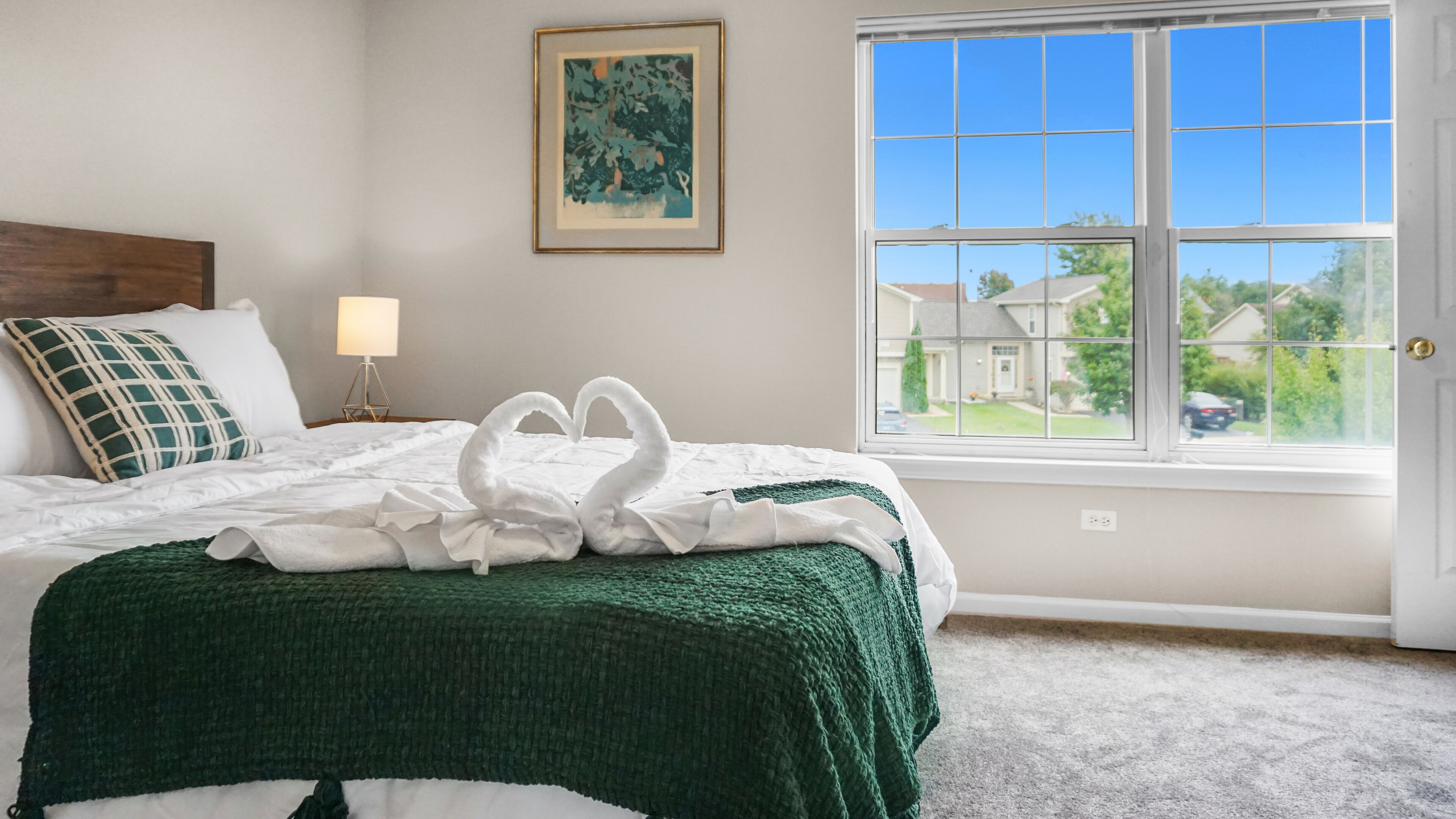 NEW Spacious and Comfy Duplex - 55" & 50" Smart TVs, Workspace, Cul-de-sac