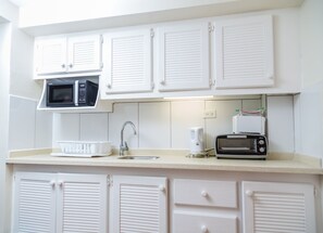 Kamar Double Basic | Tirai kedap cahaya, setrika/meja setrika, dan Wi-Fi gratis