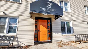 A building with a sign reading "The Steele Magnolia." - Newly Renovated - Must Stay at in Algoma (Algoma)
