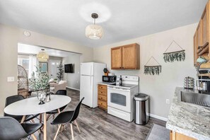 House | 2 bedrooms - Newly Renovated Walking Distance to Everything (Algoma)