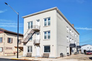 Apartment | 2 bedrooms - Newly Renovated-across the Street From Von Stiehl (Algoma)