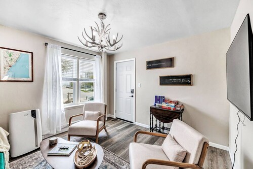Walking Distance to Everything- Newly Renovated