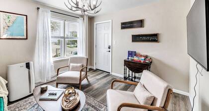 Walking Distance to Everything- Newly Renovated