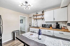 Apartment | 2 bedrooms - Walking Distance to Everything- Newly Renovated (Algoma)