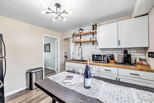 Walking Distance to Everything- Newly Renovated