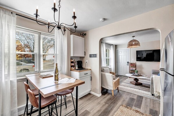 2 bedrooms - Newly Renovated - Walking Distance to Pier (Algoma)